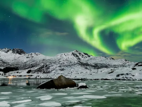 Flotación en un lago helado bajo las auroras boreales
