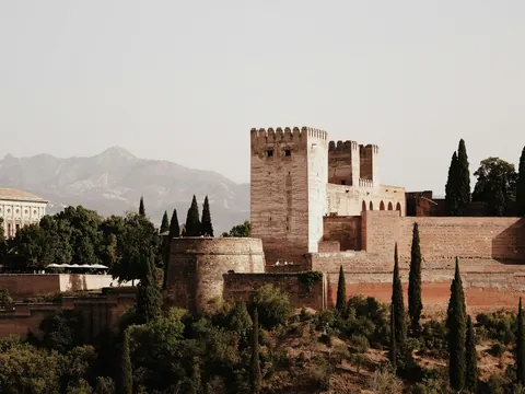 Torre de la Vela y murallas de la Alhambra con Sierra Nevada de fondo, Granada