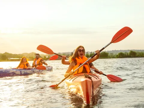 Grupo de jóvenes en kayak en la playa de Palombina cerca de llanes en Asturias
