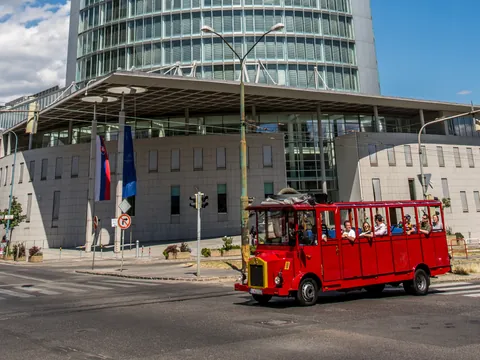 Te sorprenderás con algunos edificios moderno durante la travesía.