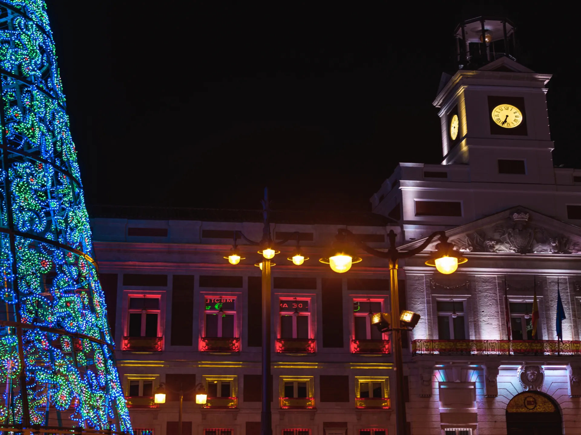 Puerta del Sol de Madrid - Cómo se celebra el Año Nuevo en España - Blog - Buendía Tours