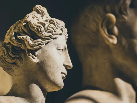 Esculturas clásicas en los Museos Vaticanos de Roma iluminadas a contraluz