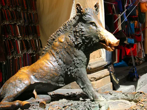 Escultura del jabalí de bronce Il Porcellino en Florencia, Italia.
