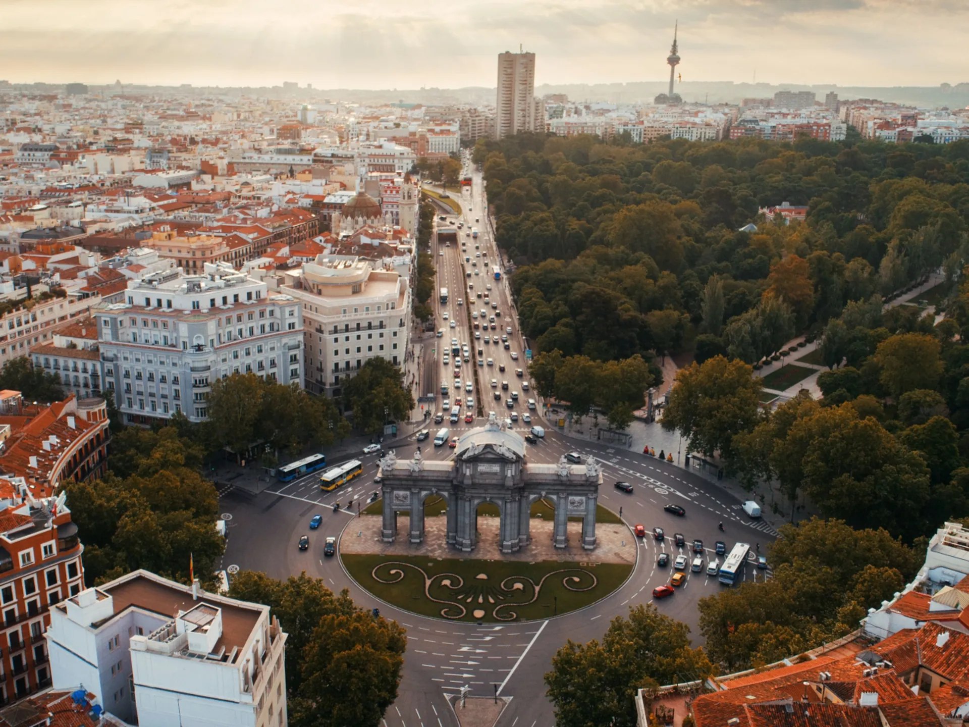 Vista de la Puerta de Alcalá - Puerta de Alcalá - Qué ver en Madrid - Guía de Viajes Madrid - Buendía Tours