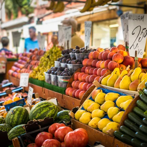 Puestos de fruta en un mercado de Venecia