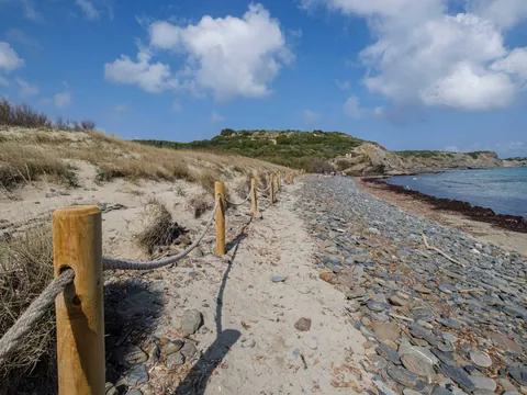Sendero costero en la Gola de Pujol, conexión entre la Albufera y el Mediterráneo