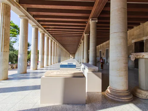 Columnas dóricas y jónicas en la Estoa de Átalo, Atenas