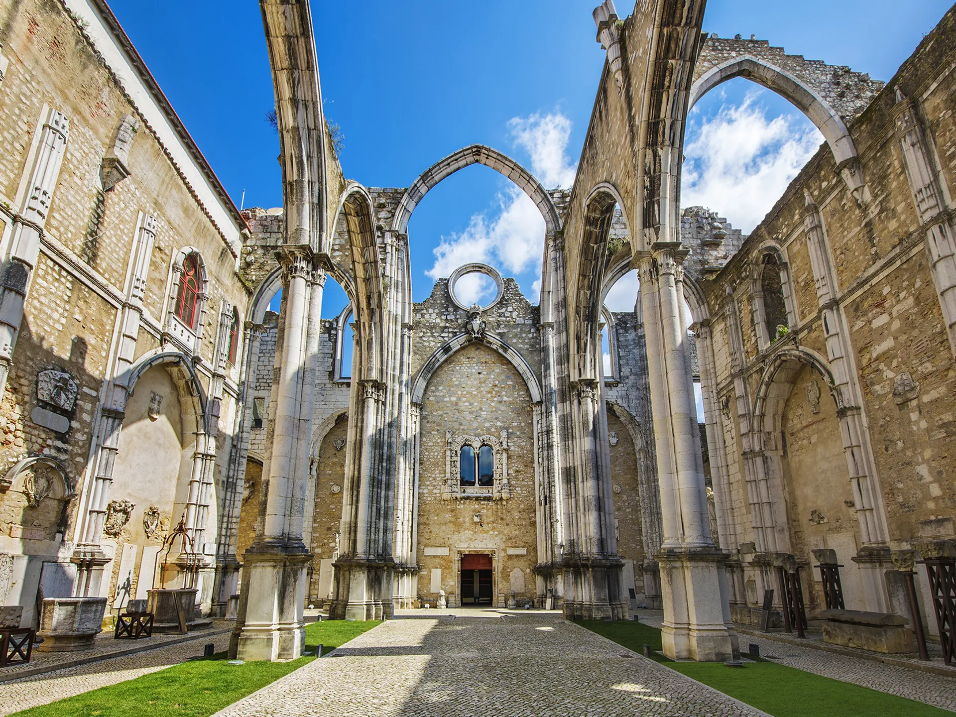 Ruinas de la Iglesia Gótica de Nuestra Señora del Carmelo tras el terremoto de 1755 en Lisboa, Portugal