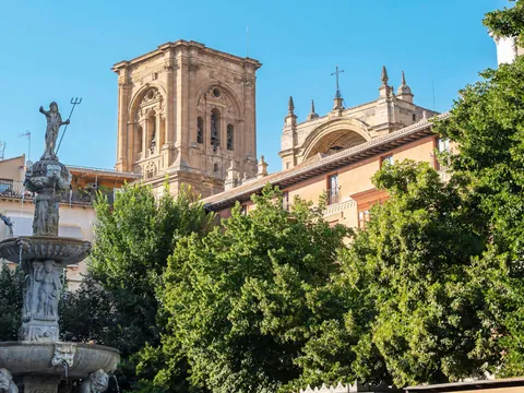 free tour Granada Imprescindible visita guiada gratis Plaza Fuente de los Gigantes