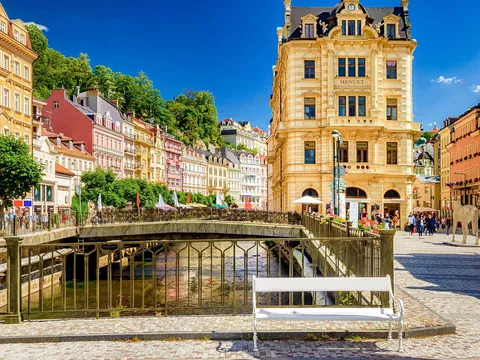 Puente sobre el río Teplá y arquitectura imperial en Karlovy Vary, Chequia