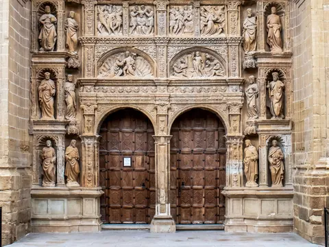 Portada renacentista de la iglesia en el centro histórico de Haro, La Rioja