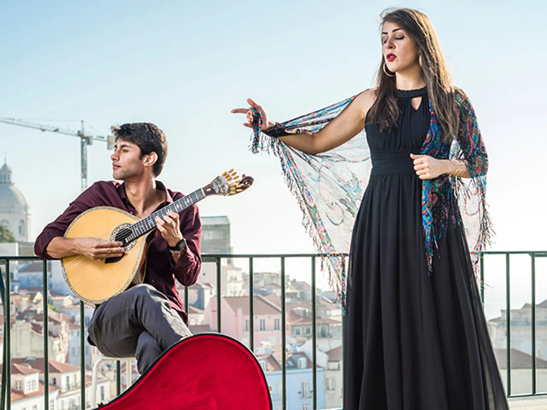 pareja cantando en lisboa fado buendia tours
