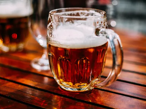 Jarra de cerveza en cervecería en Praga, República Checa