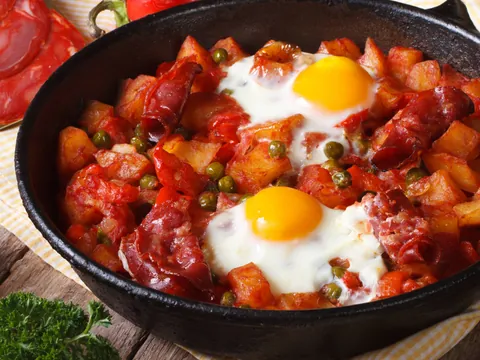 Huevos a la flamenca  - Comida típica de Sevilla - Comer en Sevilla - Guía de viaje Sevilla - Buendía Tours