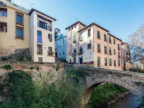Puente del Aljibillo sobre el río Darro Albaicín, Granada.