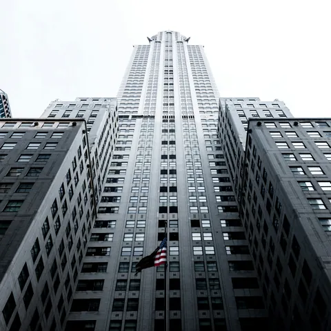 Chrysler Building con su icónica corona de acero inoxidable visto desde abajo