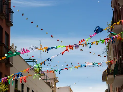Edificio con banderas en Lavapies para celebrar las fiestas locales.