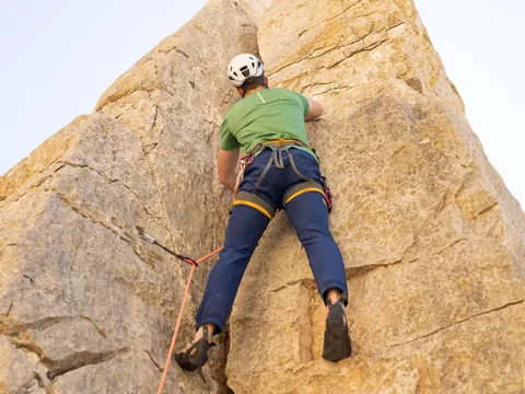 Escalador ascendiendo por una grieta vertical en la roca de El Chorro, Málaga