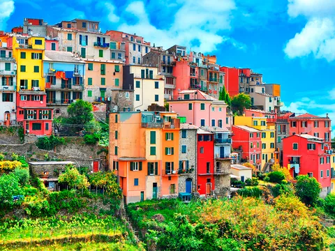 Siéntate, relájate y siente la brisa marina acariciando tu piel descubriendo Corniglia.