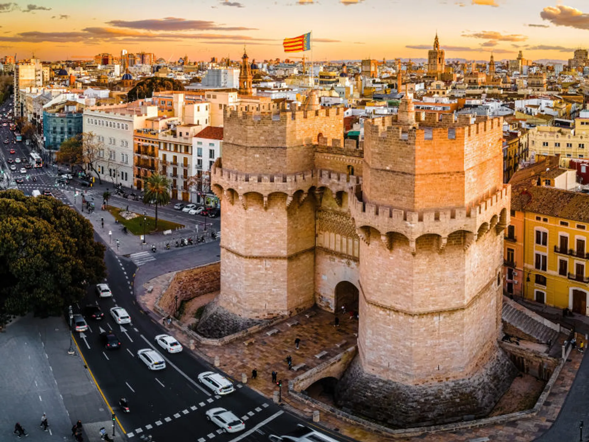 Vé a las Torres de Serranos si pasas un día en Valencia; tienen mucho para ver y una gran historia que contarte.