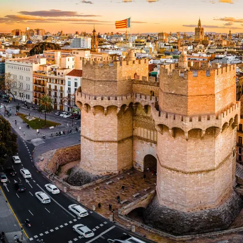 Vé a las Torres de Serranos si pasas un día en Valencia; tienen mucho para ver y una gran historia que contarte.
