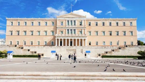 Vista de la plaza Syntagma con el Parlamento griego y la guardia tradicional.