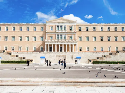 Vista de la plaza Syntagma con el Parlamento griego y la guardia tradicional.
