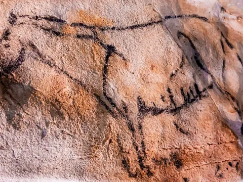 Dibujo rupestre de un caballo en la Neocueva de Altamira