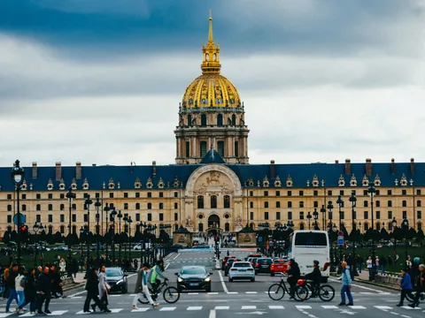 Palacio Nacional de los Inválidos con su cúpula dorada en París.