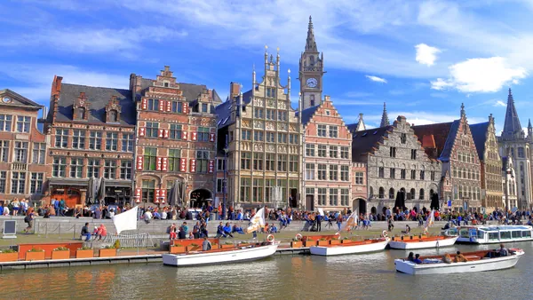 Disfruta de un paseo en barco por los canales de Gante, una forma muy original y cómoda de recorrer el corazón histórico de Flandes.