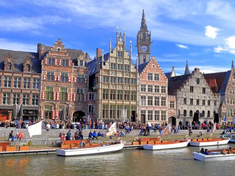 Disfruta de un paseo en barco por los canales de Gante, una forma muy original y cómoda de recorrer el corazón histórico de Flandes.
