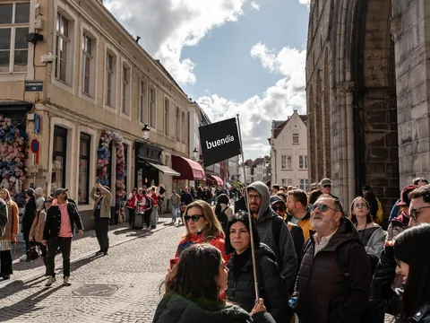 Grupo con guía de buendía en Excursión a Brujas desde Bruselas