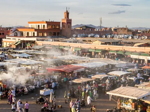 Plaza Jamaa el Fna con puestos y gente en Marrakech, Marruecos
