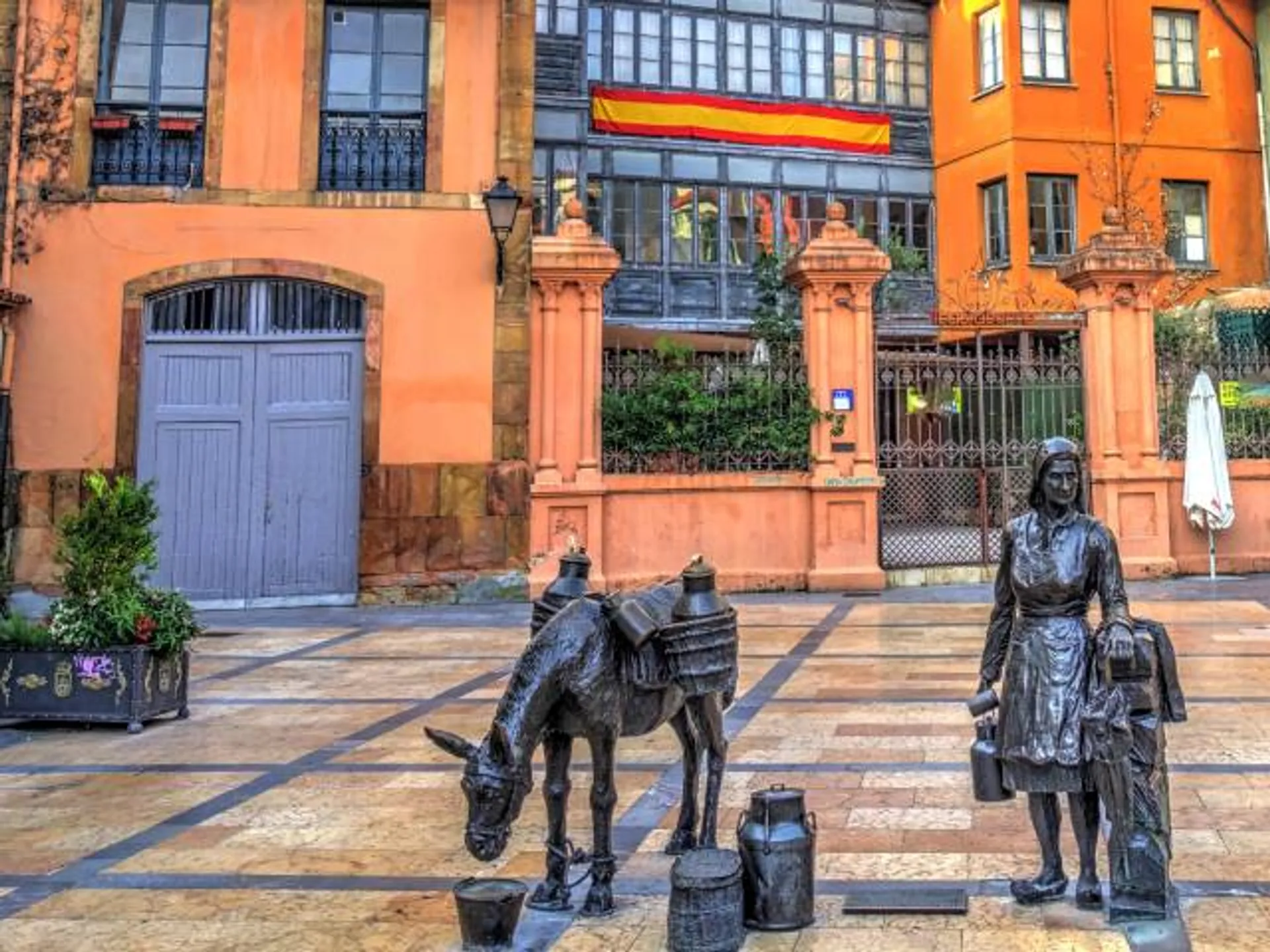 Plaza Trascorrales Estatua lechera Oviedo Buendía Tours