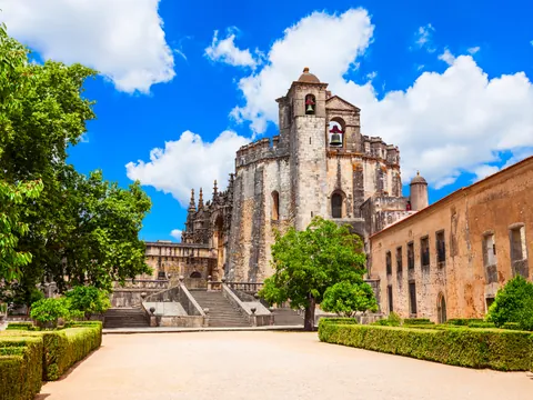 Convento de Cristo en Tomar, Portugal, con su icónica charola y jardines.