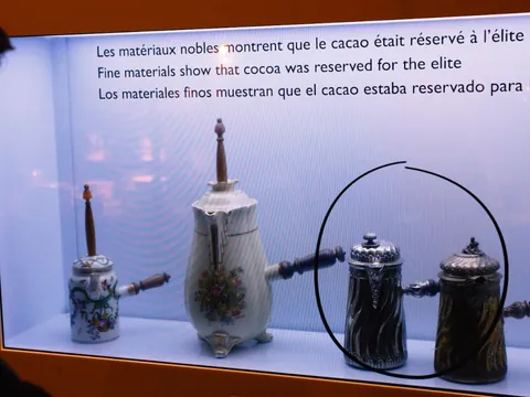 Cáscaras, granos, herramientas y tierra. Aquí el chocolate muestra su lado crudo: antes de ser placer, fue privilegio. Los mejores materiales estaban reservados para unos pocos.