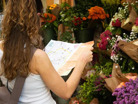 Mujer sujetando un mapa con las indicaciones de la ruta gastronómica a seguir.