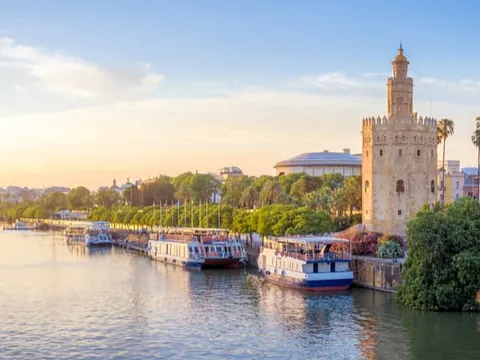 La Torre del Oro Visto desde Guadalquivir paseo en barco Guadalquivir Sevilla Actividades excursiones Sevilla