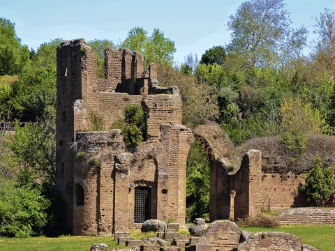 Restos del Circo de Majencio y del Mausoleo de Rómulo en la Via Appia de Roma.