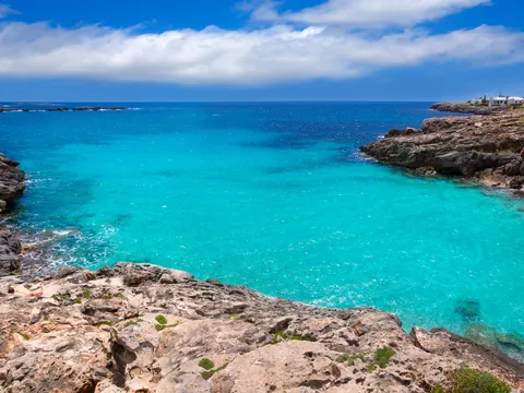 Aguas entre rocas en Cala Blanca, Menorca