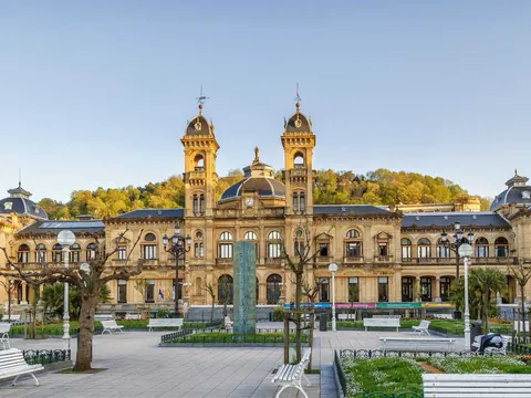 Ayuntamiento de San Sebastián visto desde los jardines de la plaza