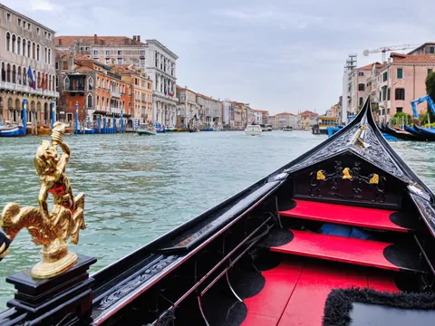 Vista desde una góndola navegando por el Gran Canal de Venecia en paseo privado