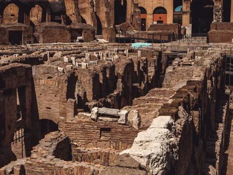 Muros y pasillos del Coliseo Romano, Roma