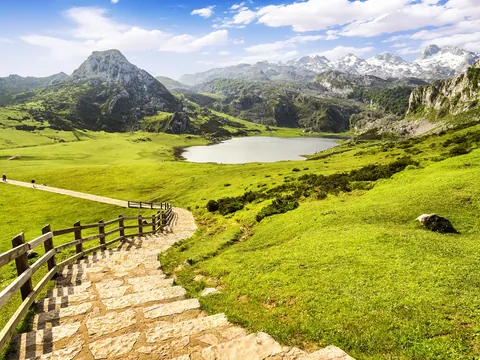 Sendero hacia el lago Ercina en los Picos de Europa, Asturias