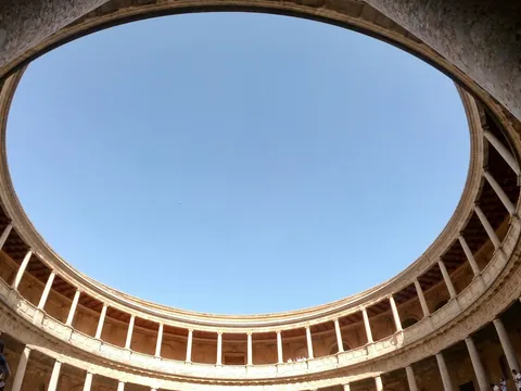 Patio circular del Palacio de Carlos V, Granada.