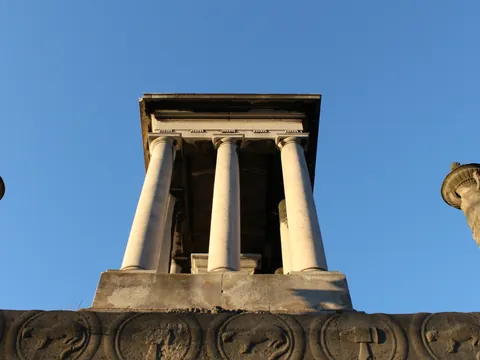 Mausoleo del emblemático cementerio de Père Lachaise.