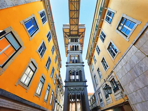 Elevador de Santa Justa entre edificios históricos en el centro de Lisboa