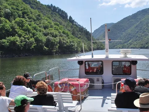 excursión Ribiera Sacra desde Santiago Compostela visita guiada Transporta cañónes Rio Sil paseo en barco Ourense Galicia