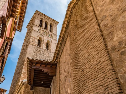 La Iglesia de Santo Tomé es conocida principalmente por albergar una de las pinturas más famosas del mundo: "El Entierro del Conde de Orgaz" de El Greco.