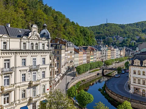 Arquitectura y río Teplá fluyendo por Karlovy Vary, República Checa
